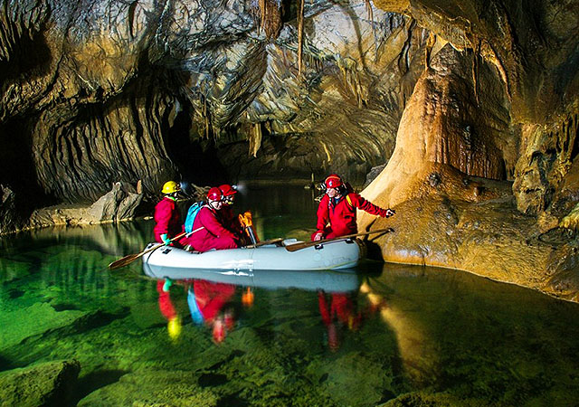 Különböző nehézségű túrákból választhatunk Szlovéniában a Krizna barlangban