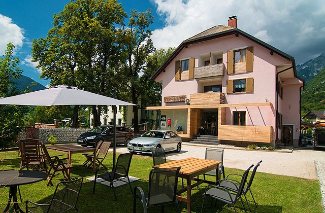 Családi apartmant bérelhetünk Szlovéniában az Isonzó folyónál